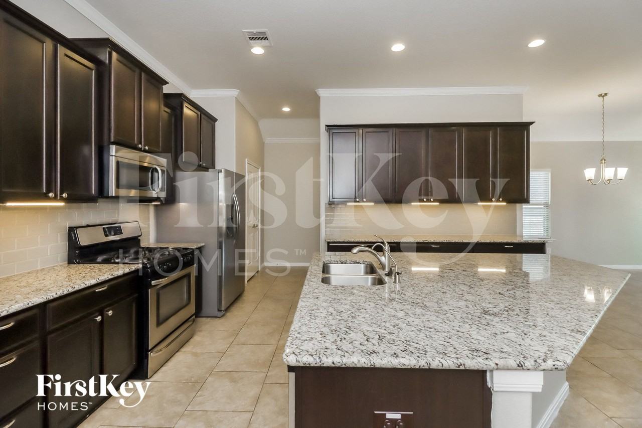 6423 Sterling Shores Ln - Photo 6 of 15