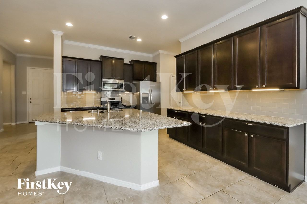 6423 Sterling Shores Ln - Photo 7 of 15