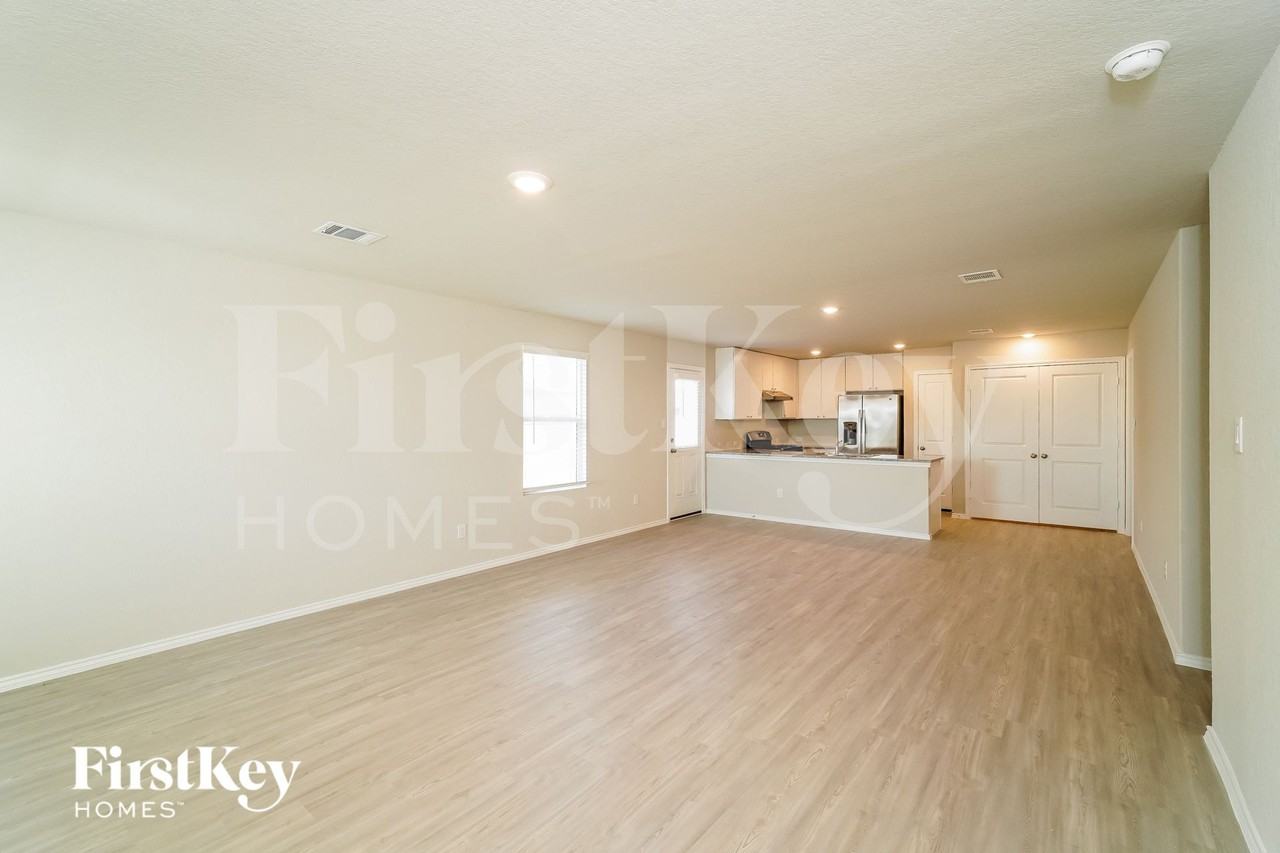 10755 Prusiner Dr - Photo 4 of 15