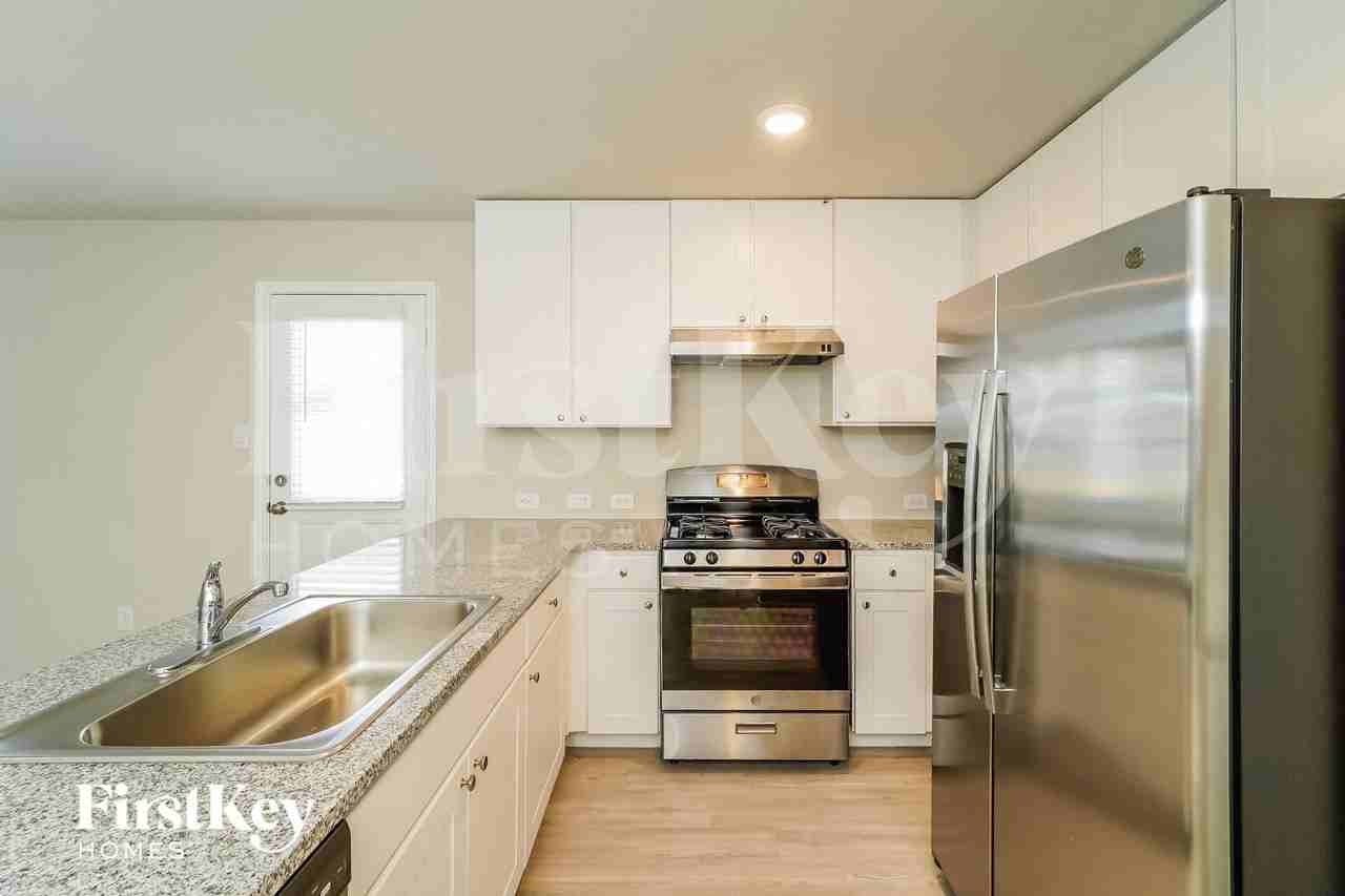 10755 Prusiner Dr - Photo 7 of 15