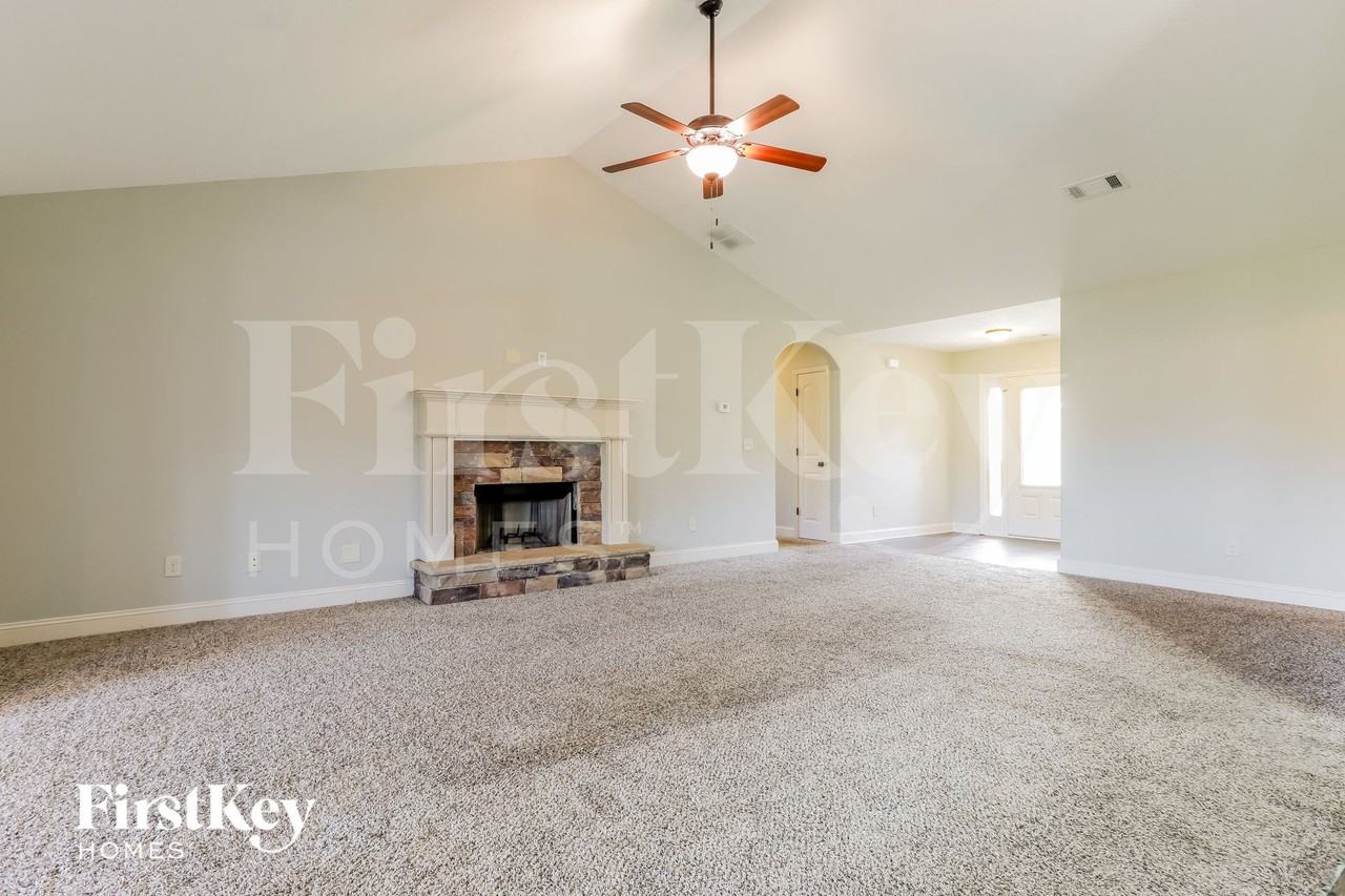 1028 Lake Vista Dr - Photo 2 of 15