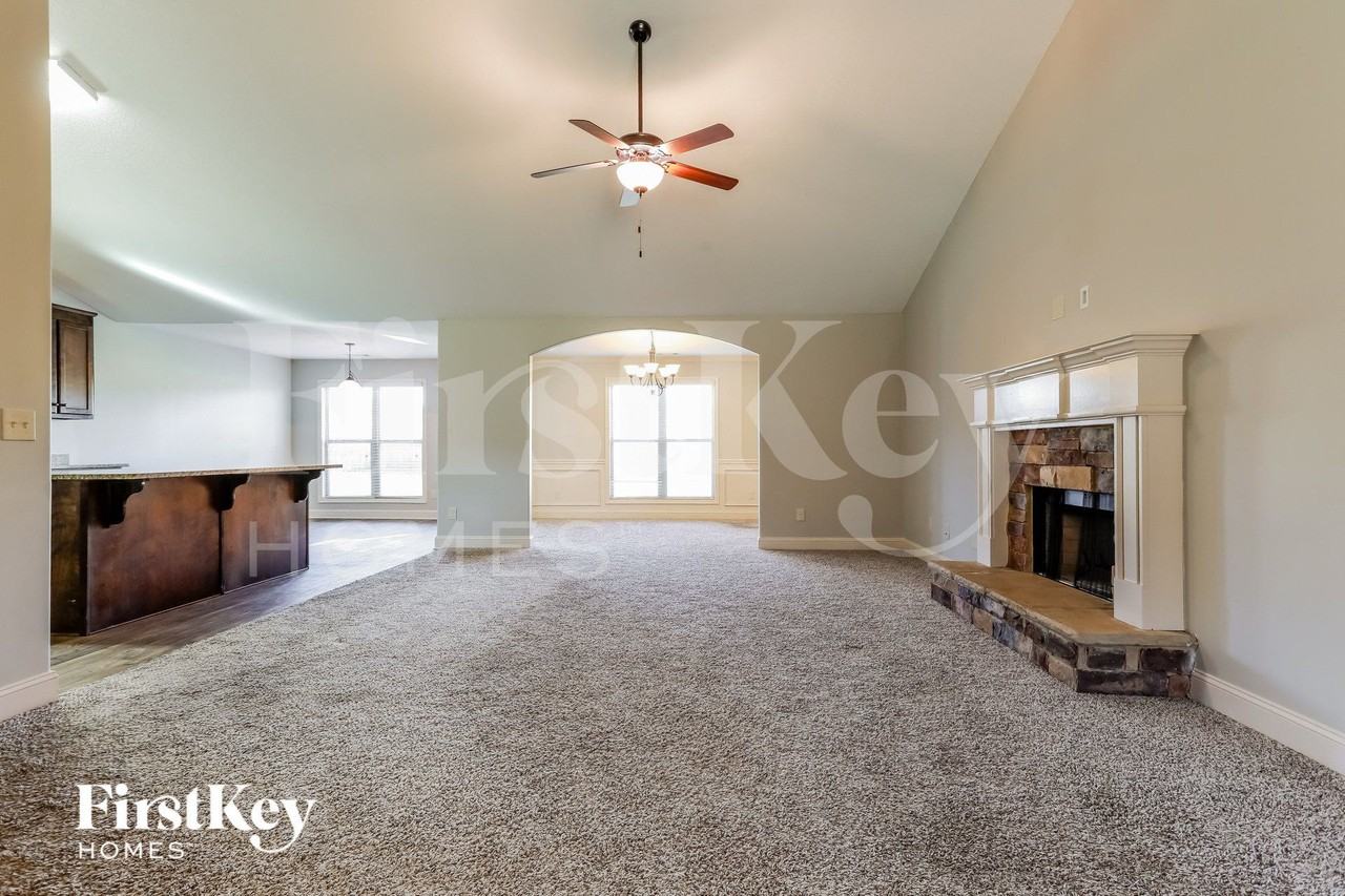 1028 Lake Vista Dr - Photo 3 of 15