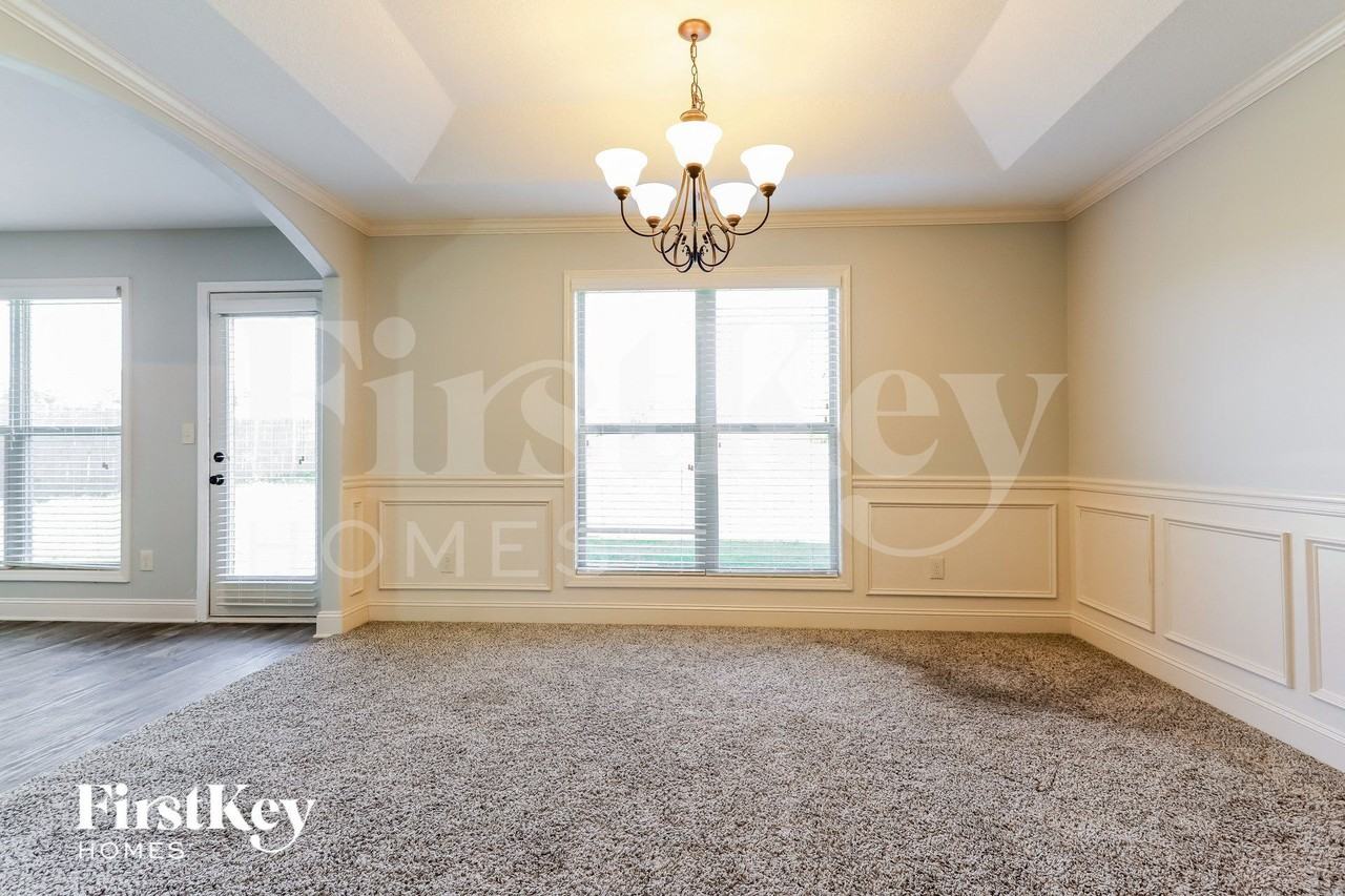 1028 Lake Vista Dr - Photo 4 of 15