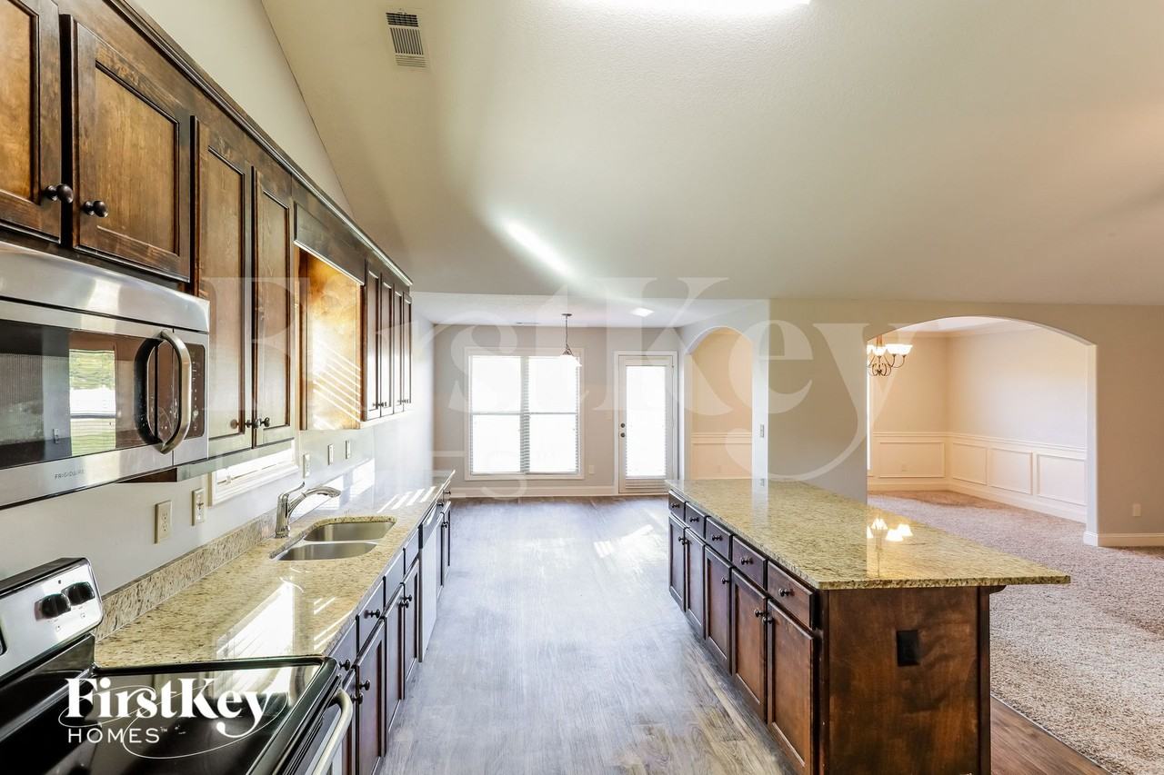 1028 Lake Vista Dr - Photo 5 of 15