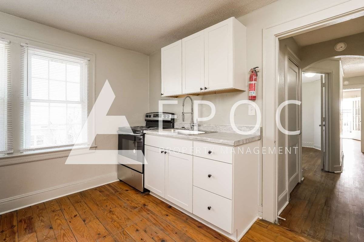 1007 S Main St #13 - Photo 3 of 12