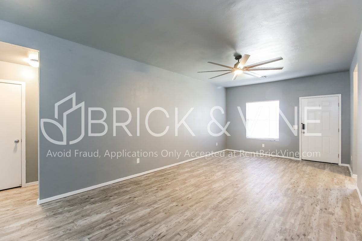 7617 Leichter Ave - Photo 4 of 16