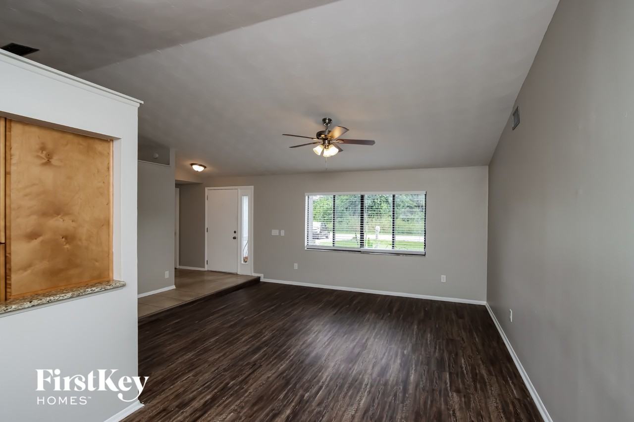 551 Firestone St Ne - Photo 4 of 15