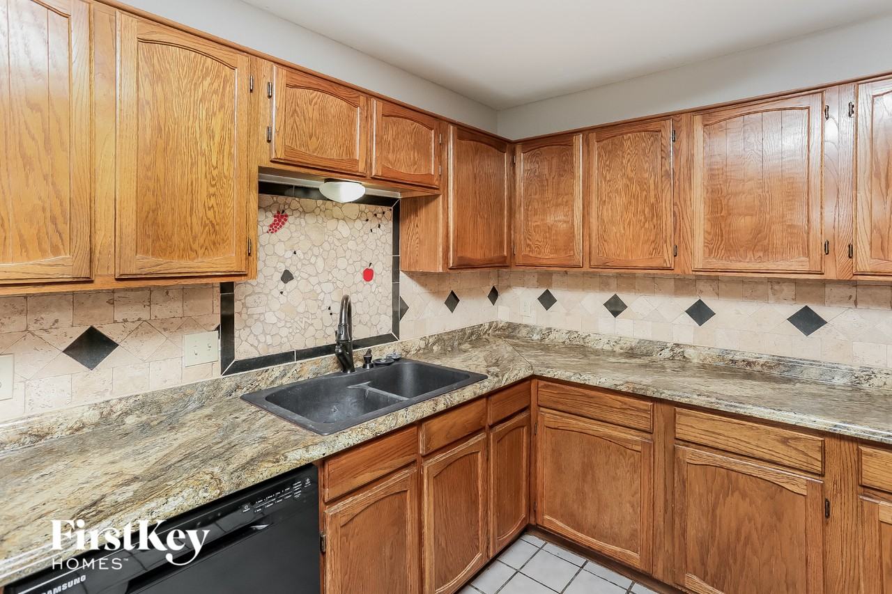 11908 Metmora Ct - Photo 4 of 15