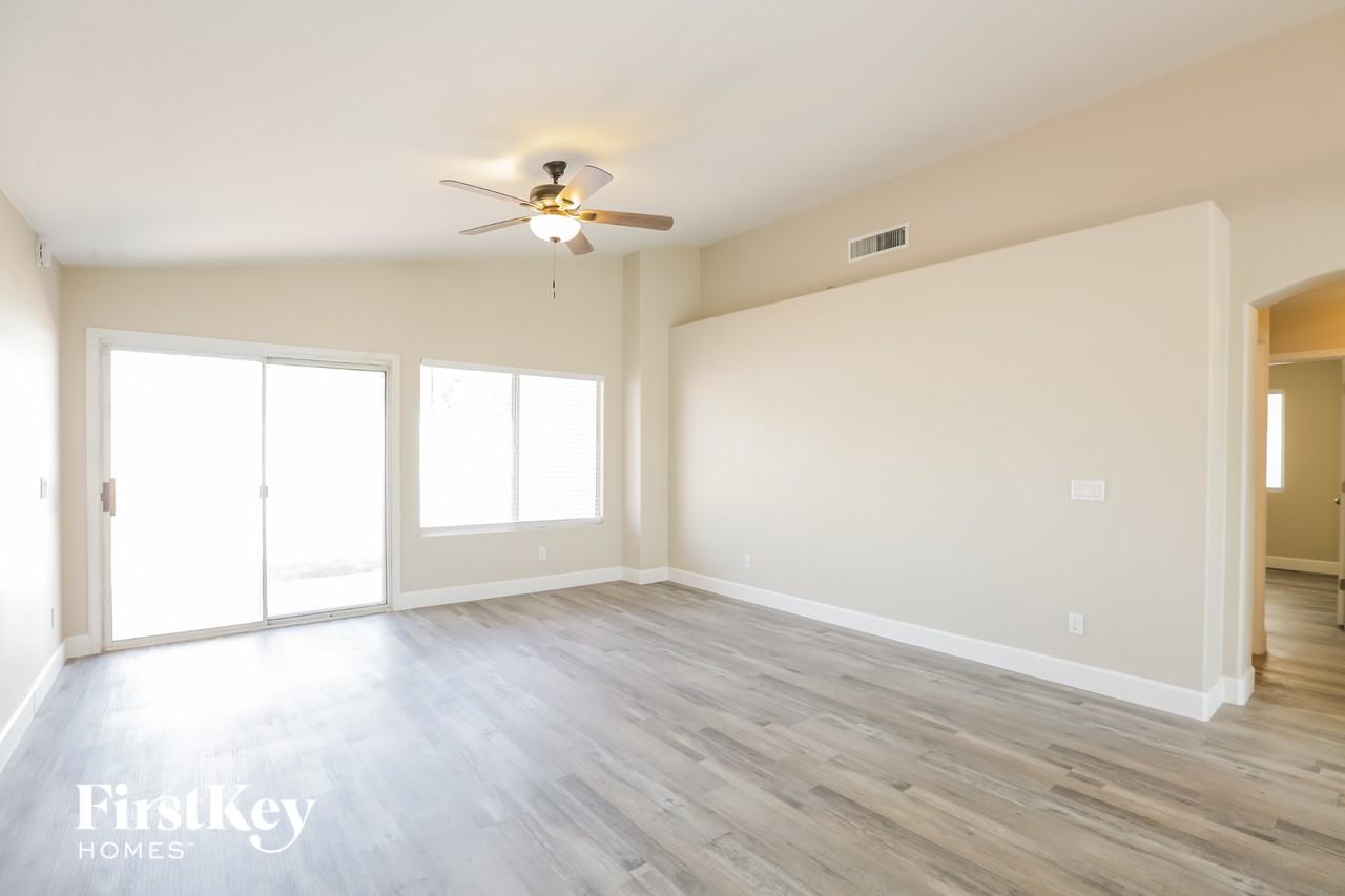 8630 W Shaw Butte Dr - Photo 3 of 15