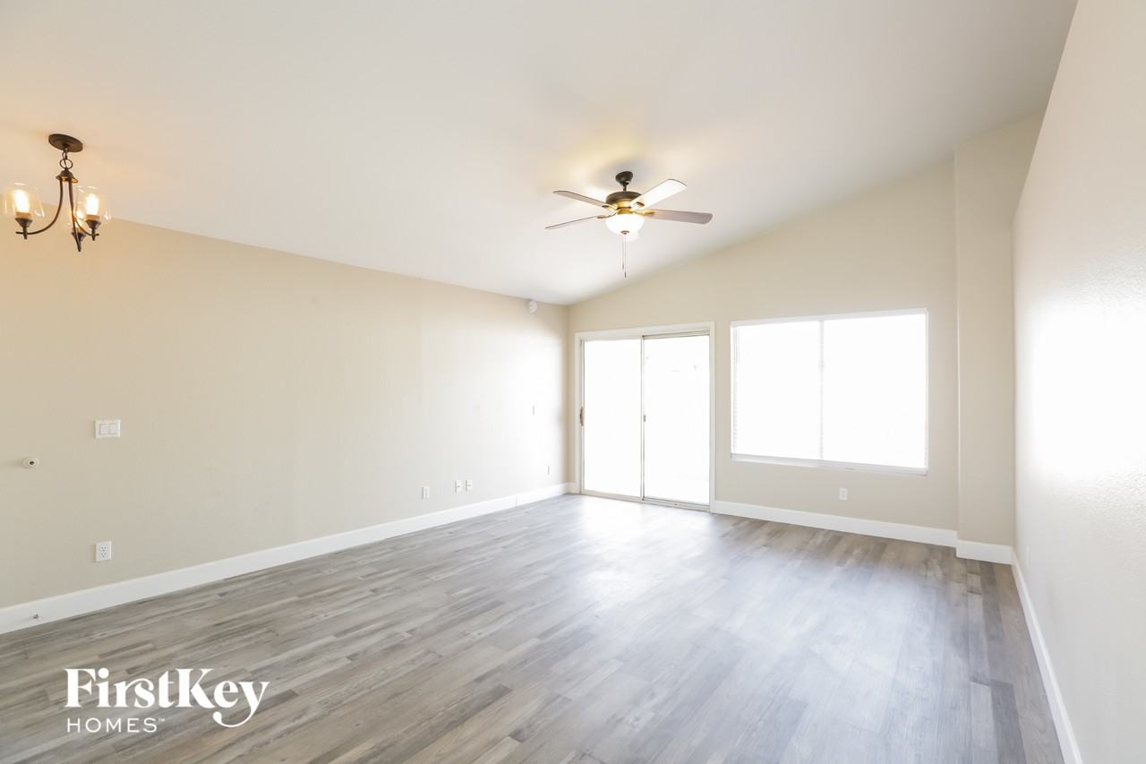 8630 W Shaw Butte Dr - Photo 4 of 15