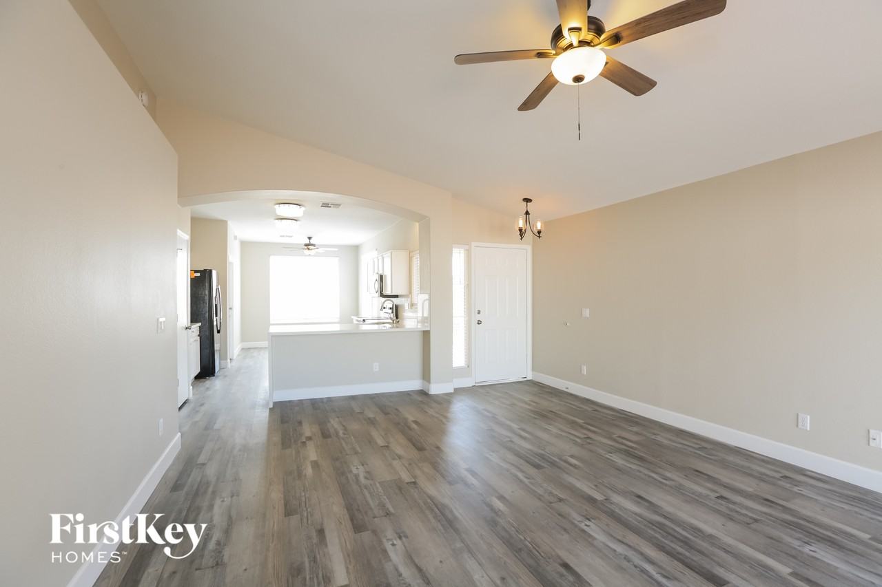 8630 W Shaw Butte Dr - Photo 5 of 15