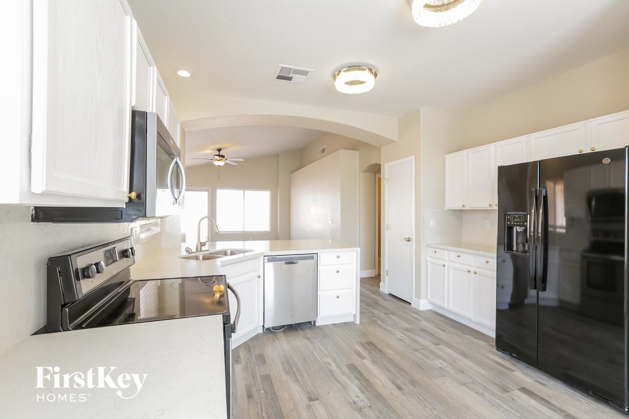 8630 W Shaw Butte Dr - Photo 7 of 15