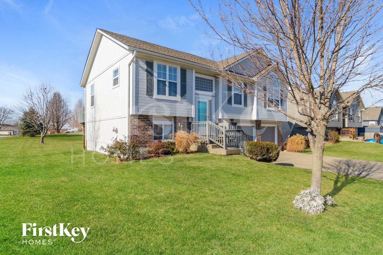 728 Corrington Dr - Photo 2 of 15