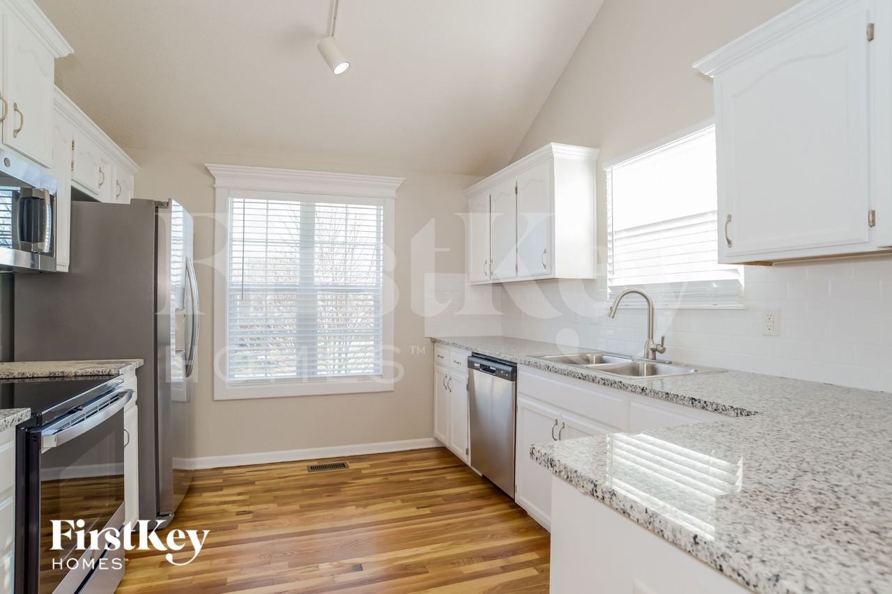 728 Corrington Dr - Photo 5 of 15