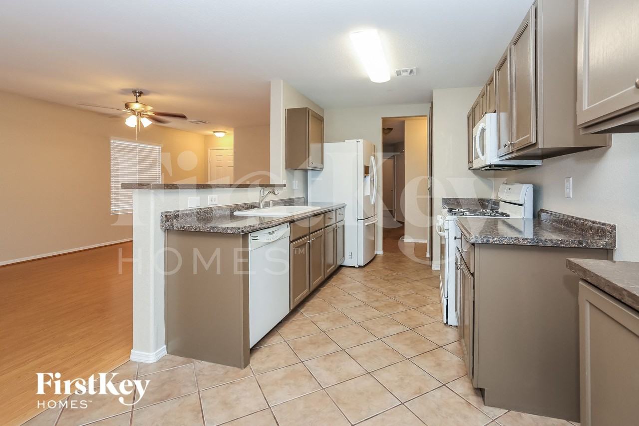 5508 Crinoline Ave - Photo 4 of 15