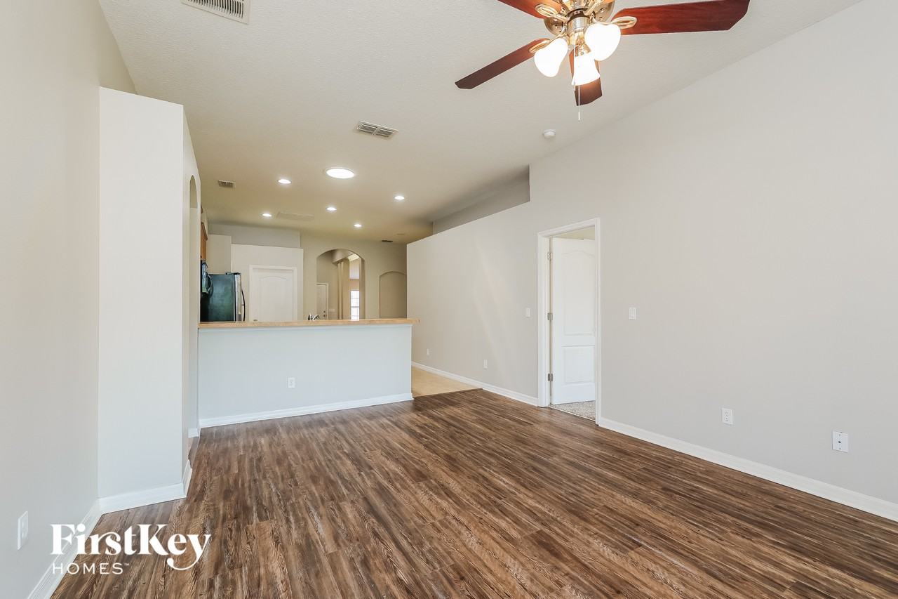 2708 Eagle Cliff Dr - Photo 3 of 15