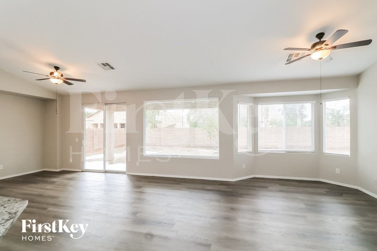 7552 W State Ave - Photo 2 of 15