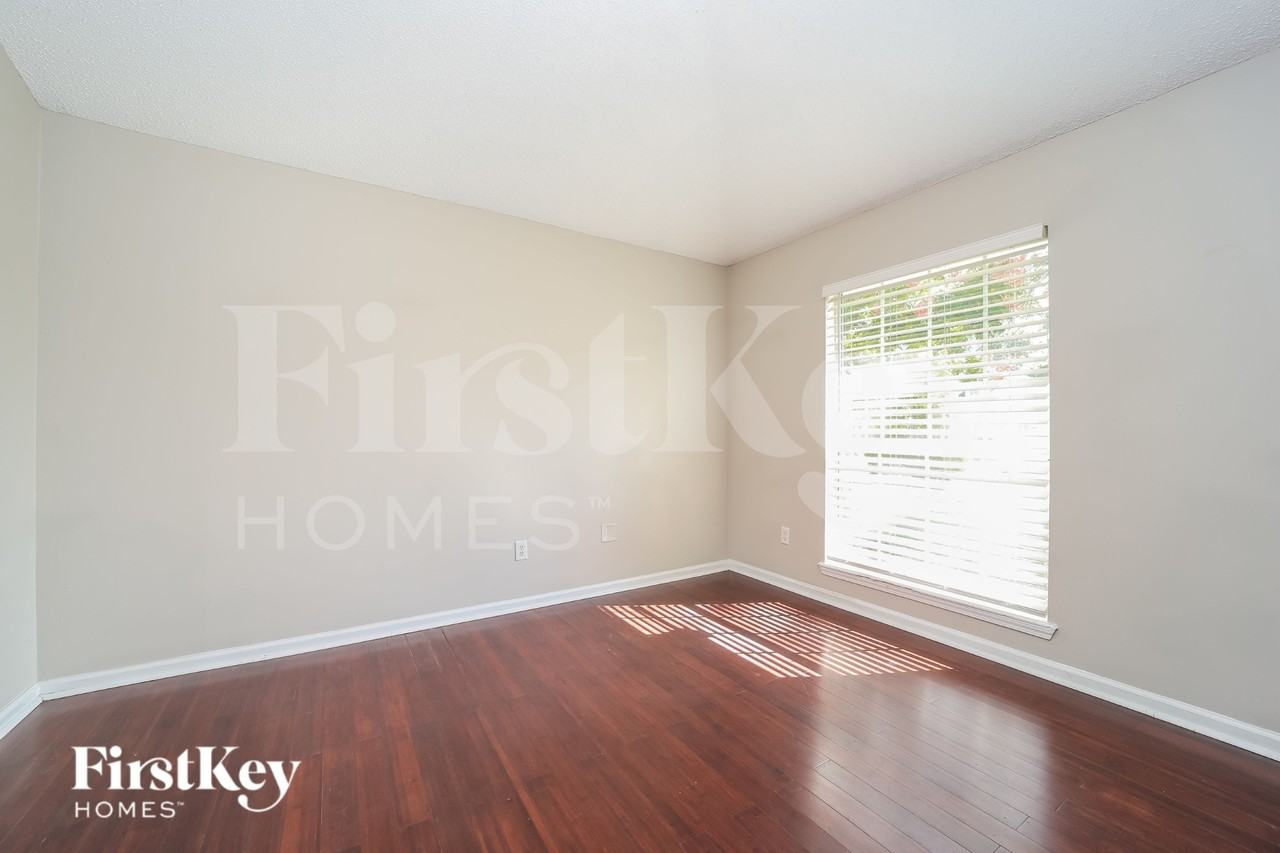 4052 Edgeland Trl - Photo 4 of 16