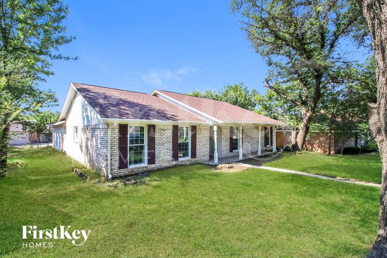 1113 Wood Creek Cir - Photo 2 of 15