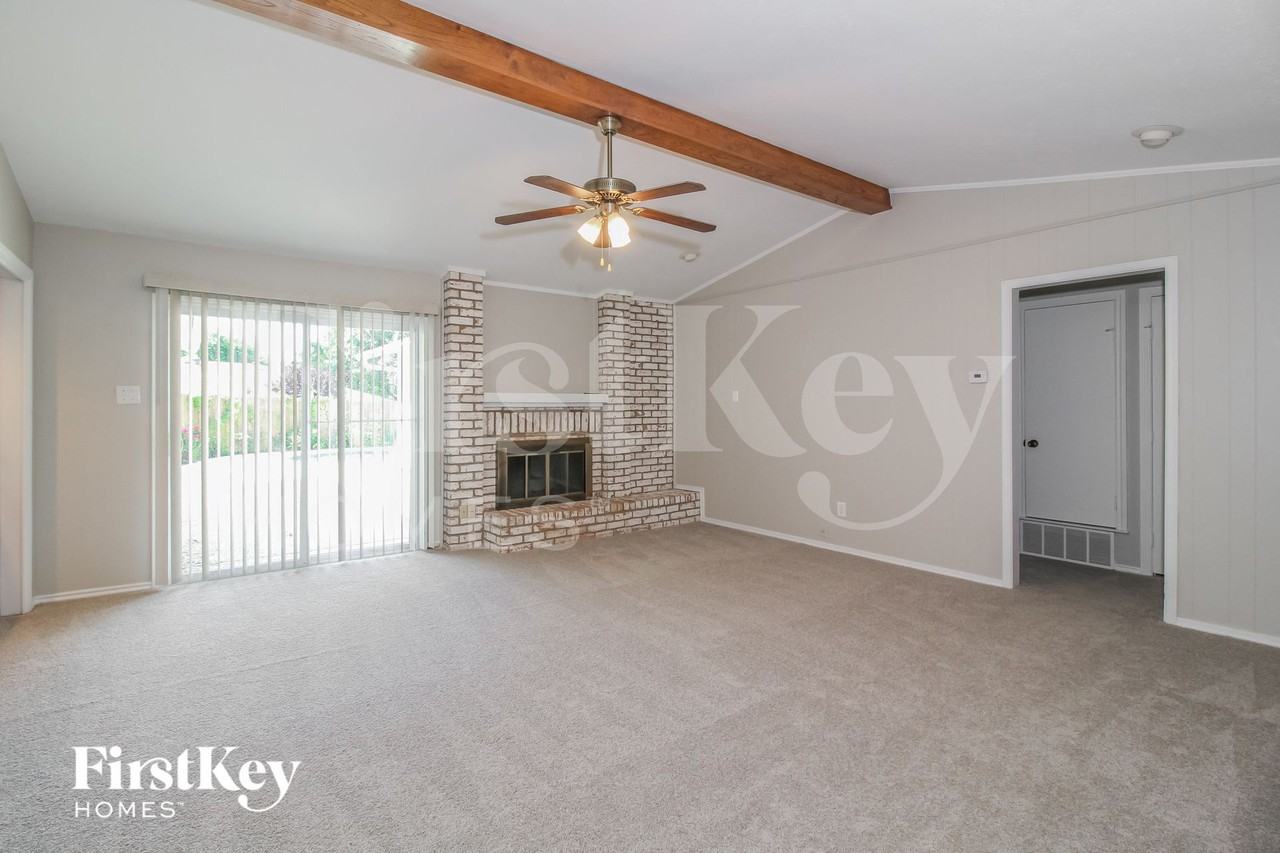 1113 Wood Creek Cir - Photo 4 of 15