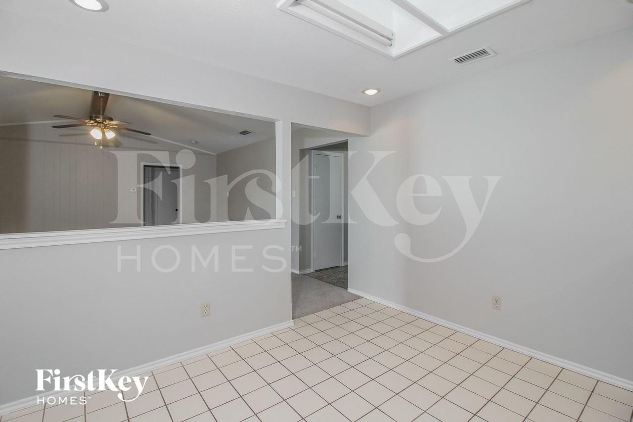 1113 Wood Creek Cir - Photo 5 of 15