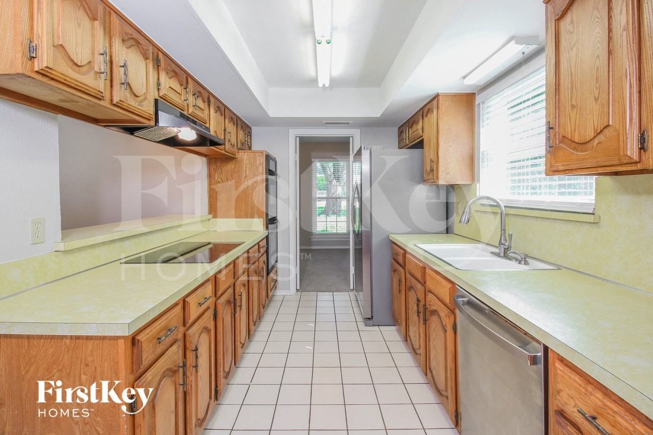 1113 Wood Creek Cir - Photo 7 of 15