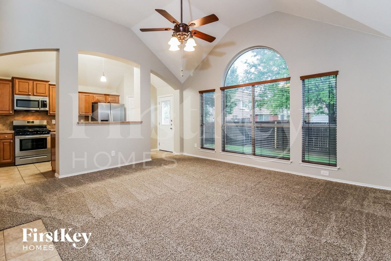 1233 Logan Dr - Photo 4 of 15