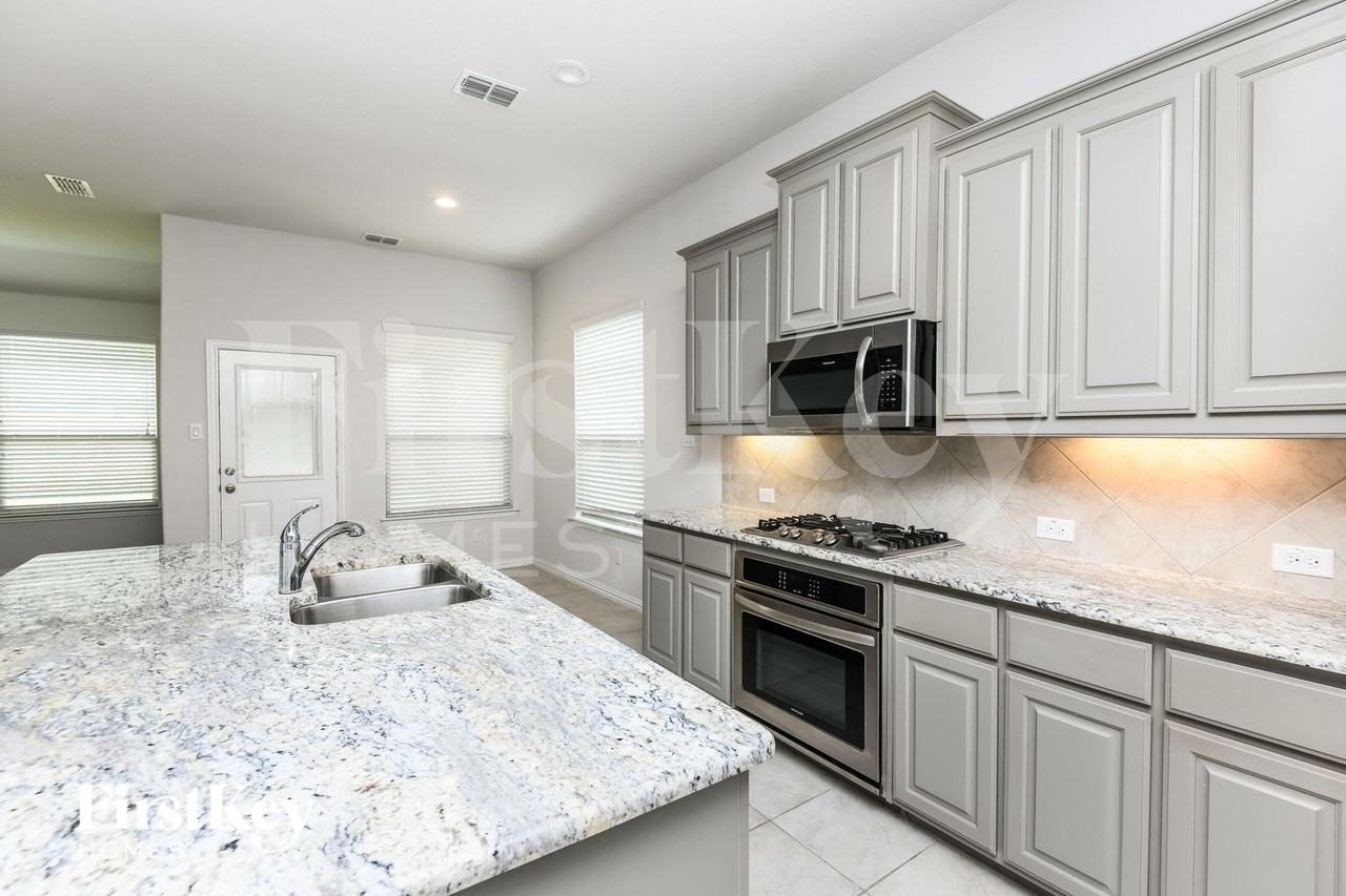 14824 Brettridge Dr - Photo 5 of 15