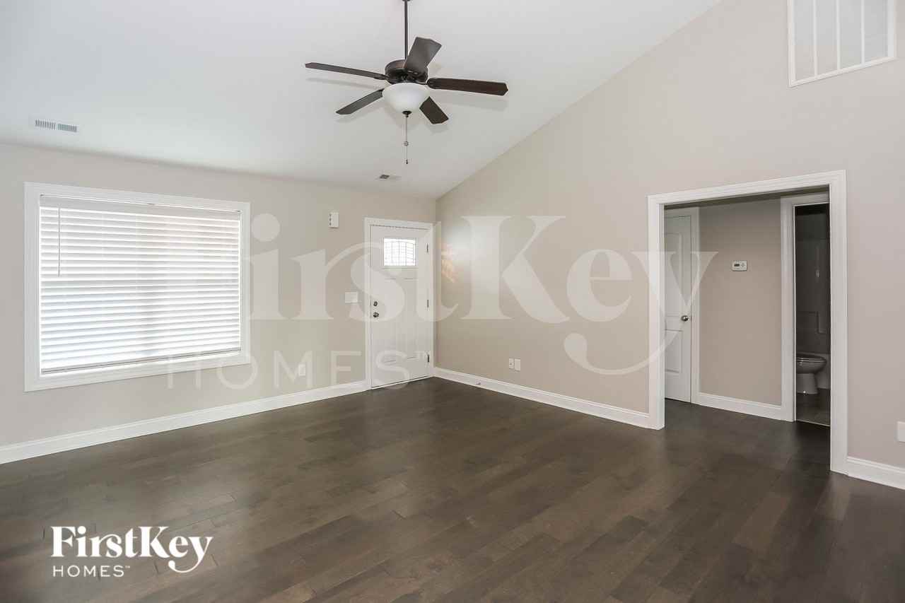 2546 Echerd St - Photo 4 of 15