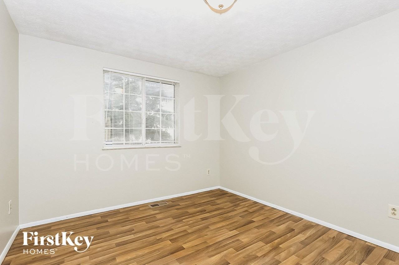 3045 Breed Dr - Photo 3 of 15