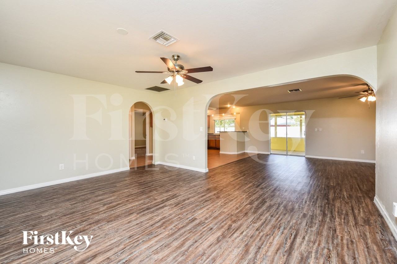 1431 Se 35th St - Photo 4 of 15