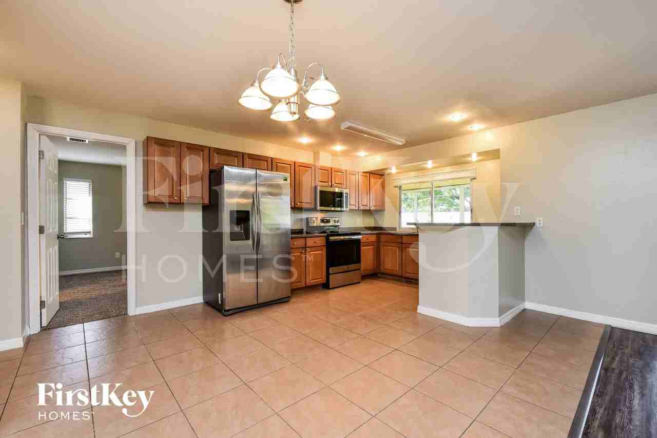 1431 Se 35th St - Photo 6 of 15