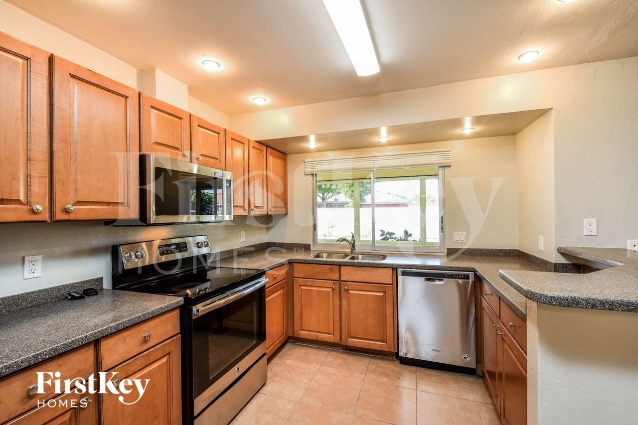 1431 Se 35th St - Photo 7 of 15