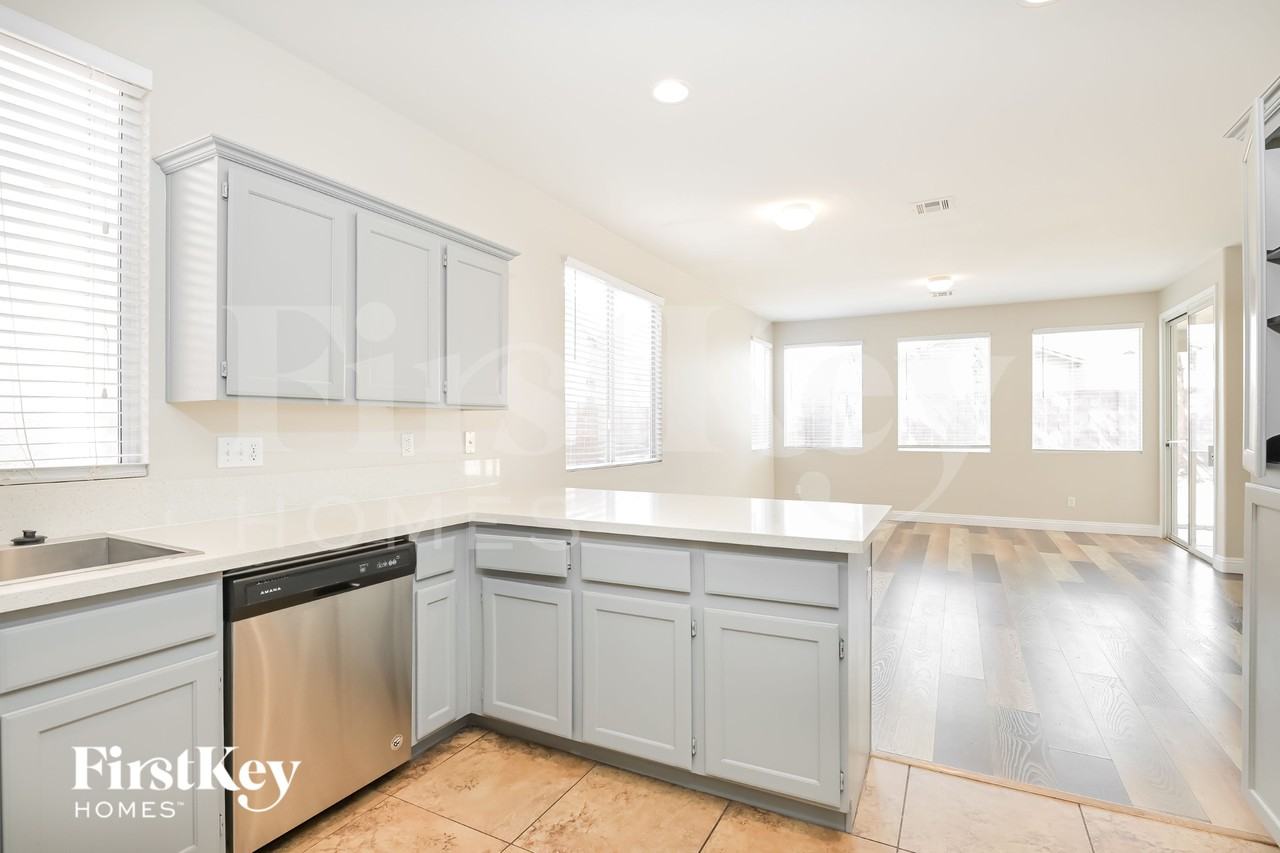 9153 Black Slate St - Photo 7 of 15