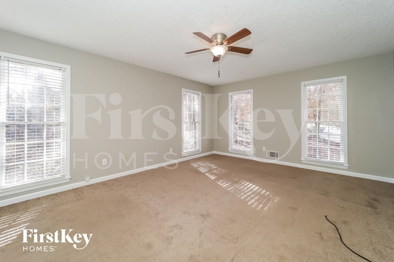 128 Edgar Ct - Photo 5 of 15