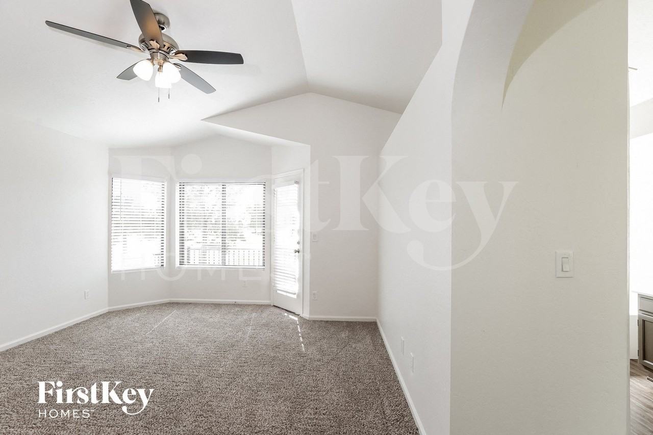 6512 N 85th Ave - Photo 4 of 15