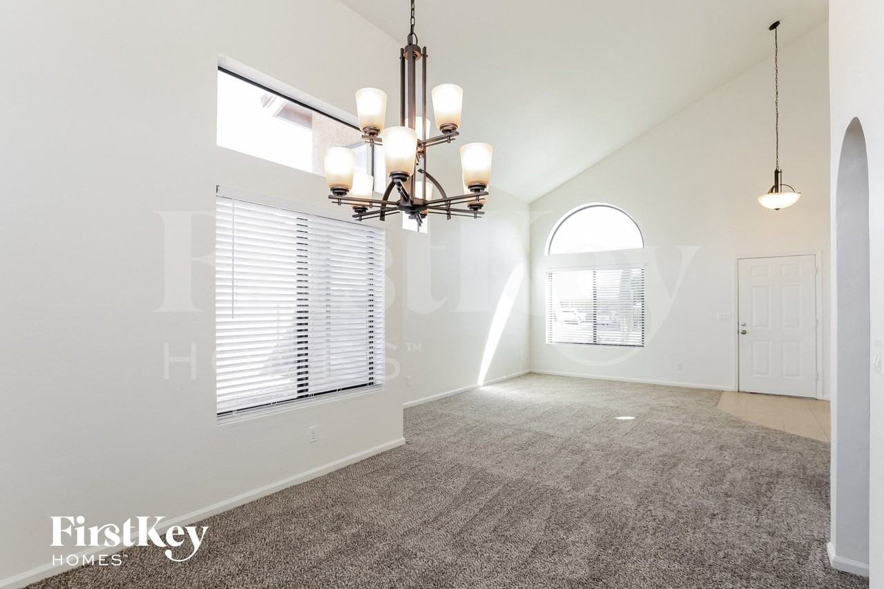 6512 N 85th Ave - Photo 5 of 15