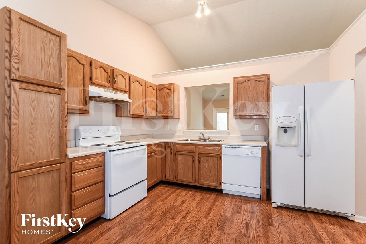 5822 Rolling Bluff Ln - Photo 5 of 15