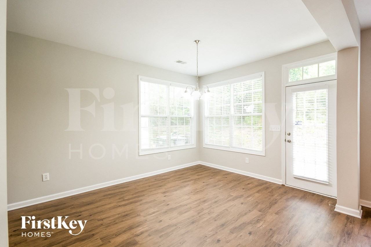 5779 Chatham Cir - Photo 4 of 15