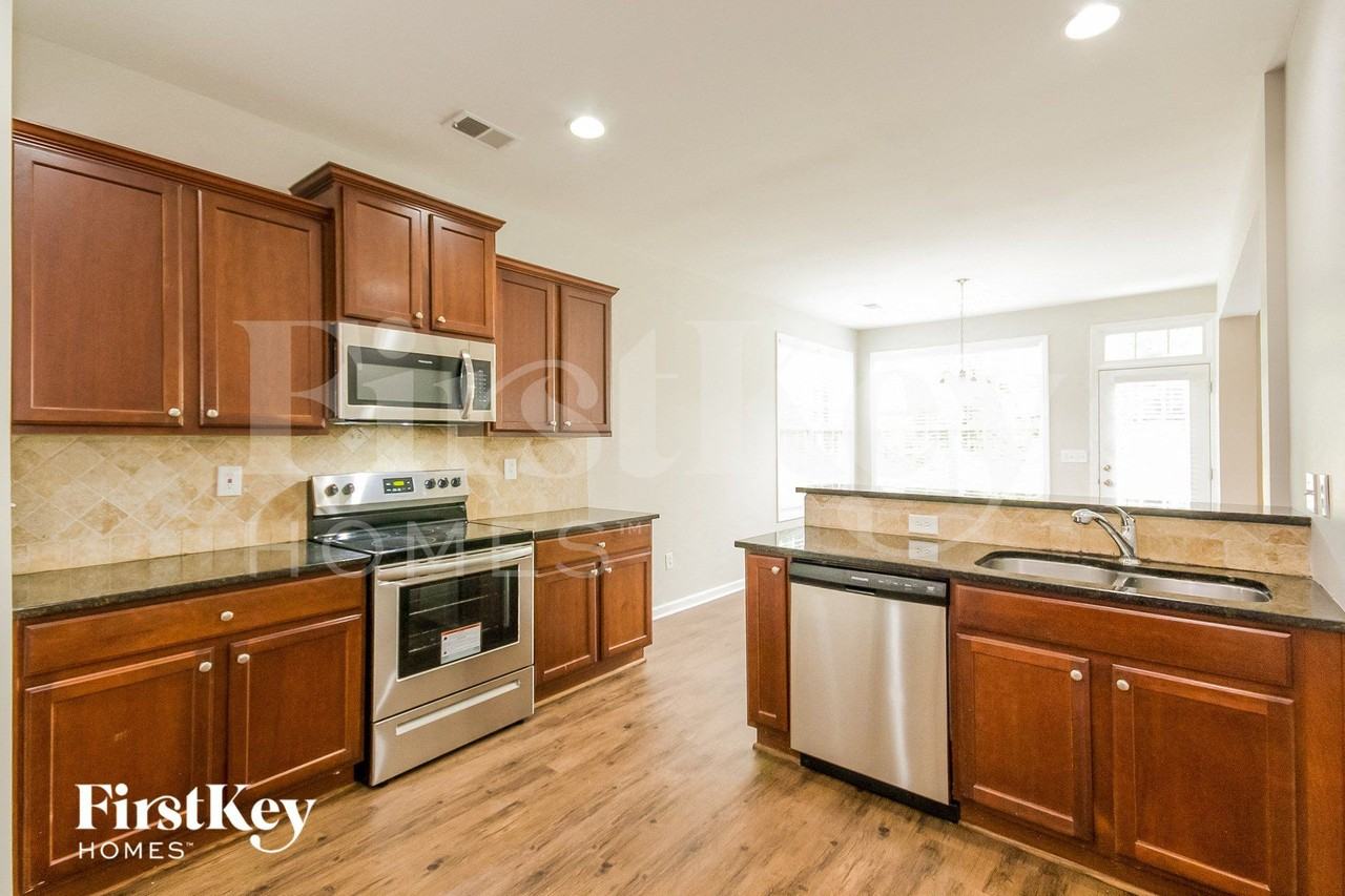 5779 Chatham Cir - Photo 6 of 15