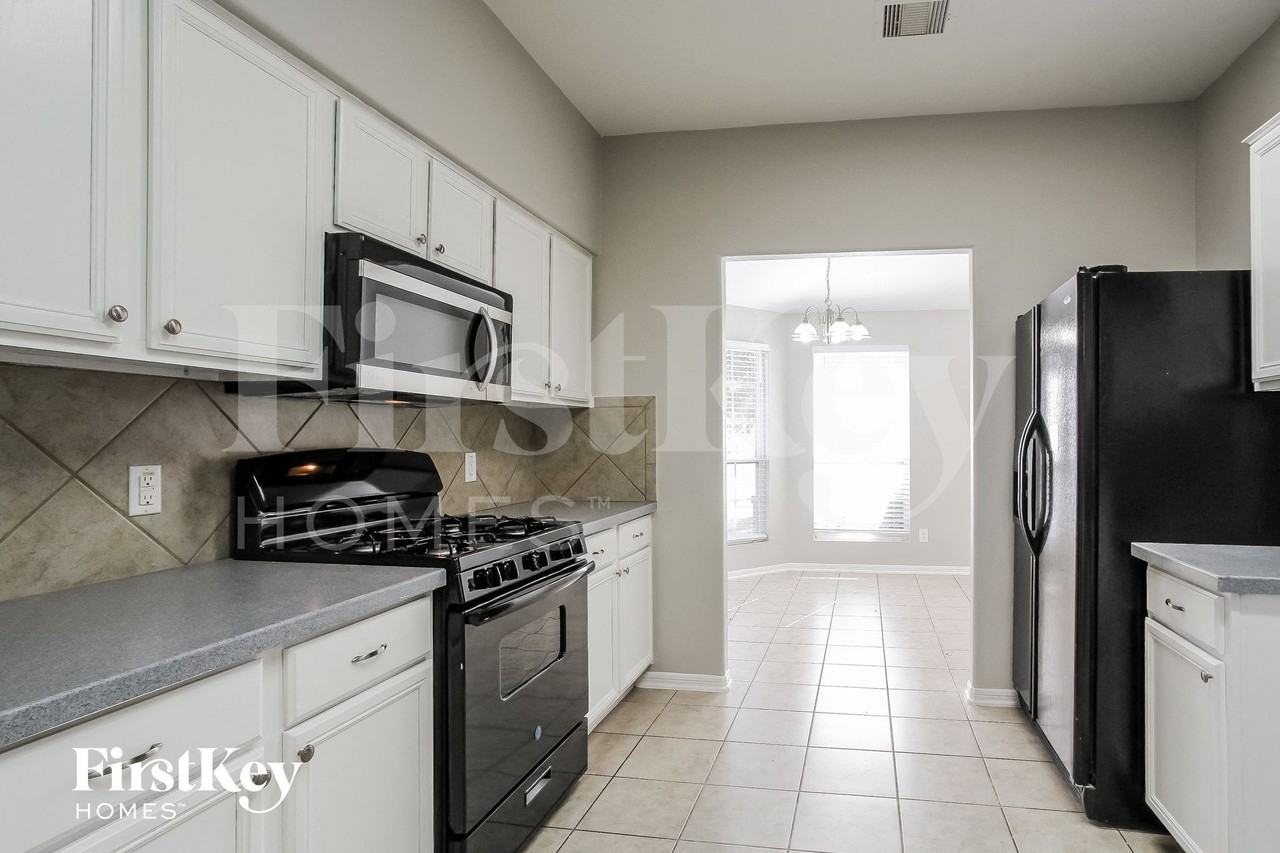 29307 Alba Rose Dr - Photo 5 of 15