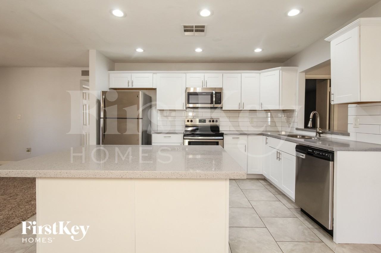 9808 N 47th Ave - Photo 7 of 19