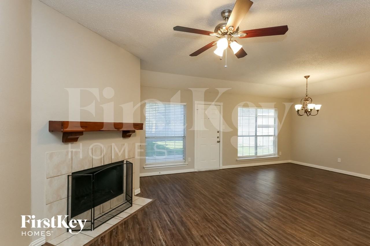 805 Shadybrook Ln - Photo 2 of 15