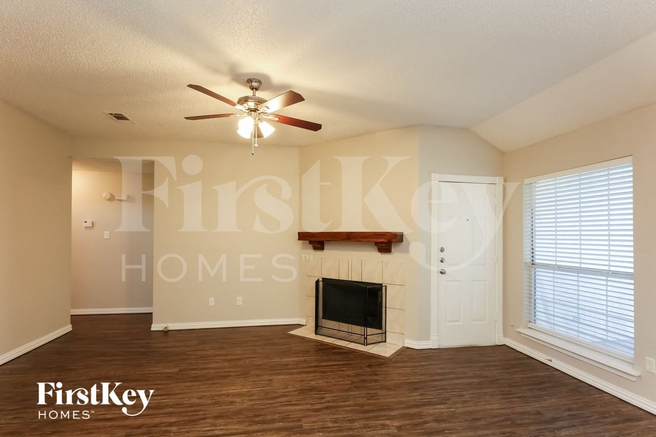 805 Shadybrook Ln - Photo 4 of 15