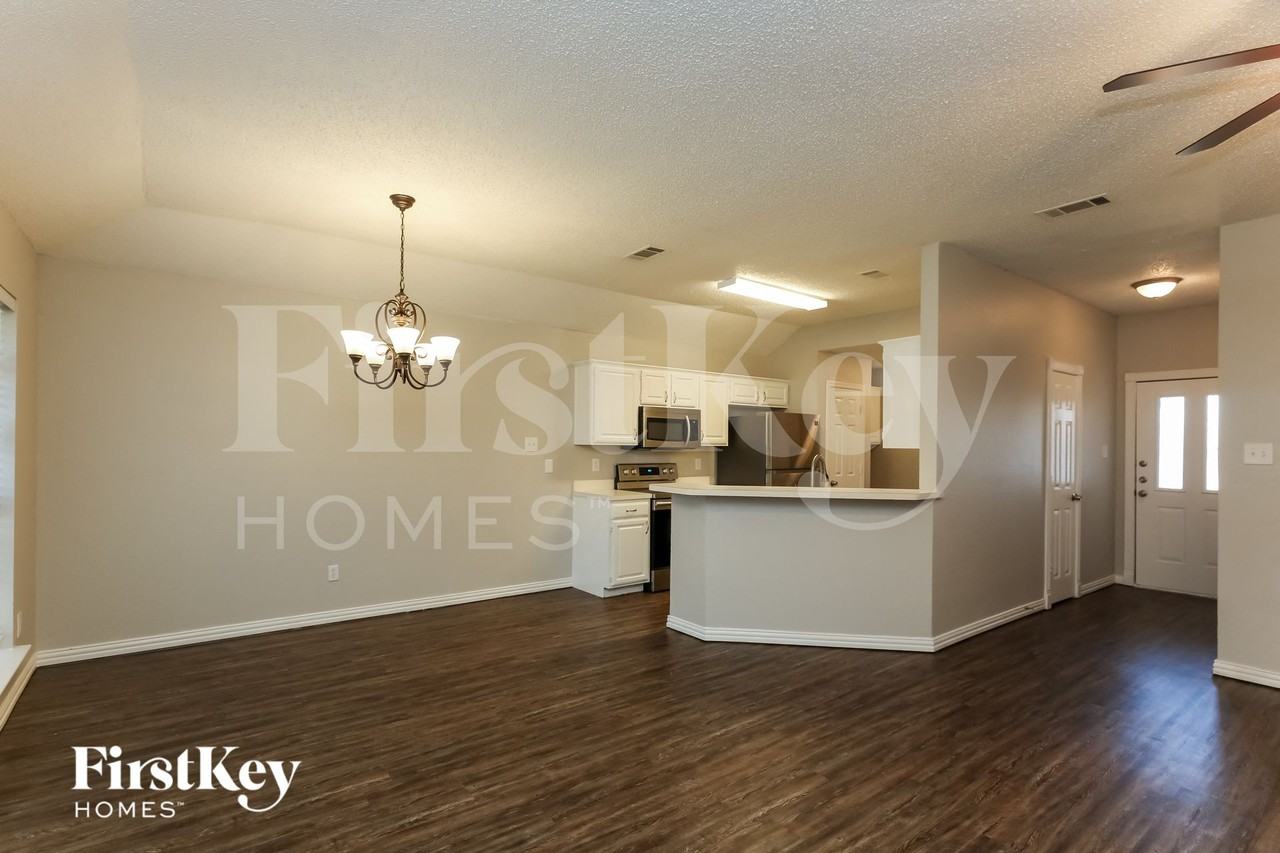 805 Shadybrook Ln - Photo 5 of 15