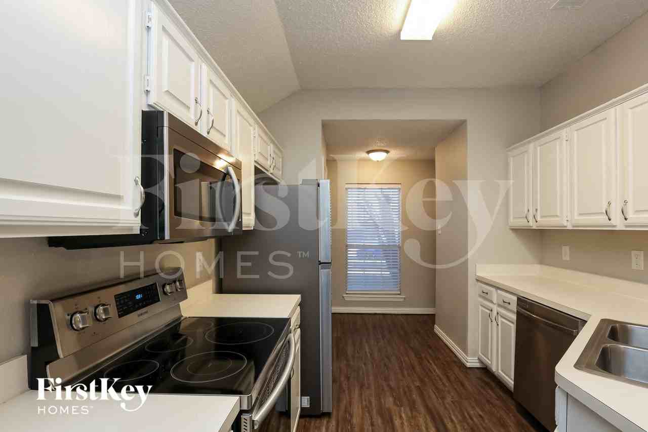 805 Shadybrook Ln - Photo 6 of 15