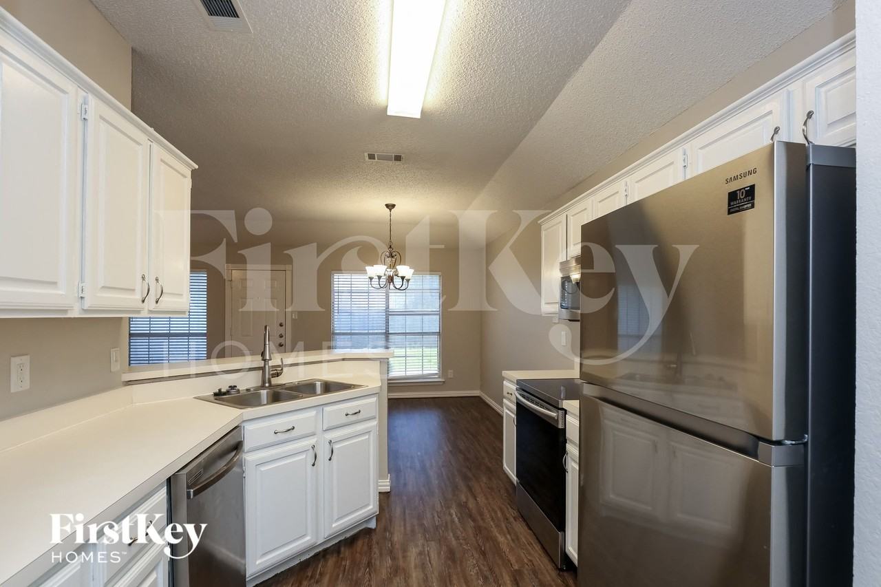 805 Shadybrook Ln - Photo 7 of 15