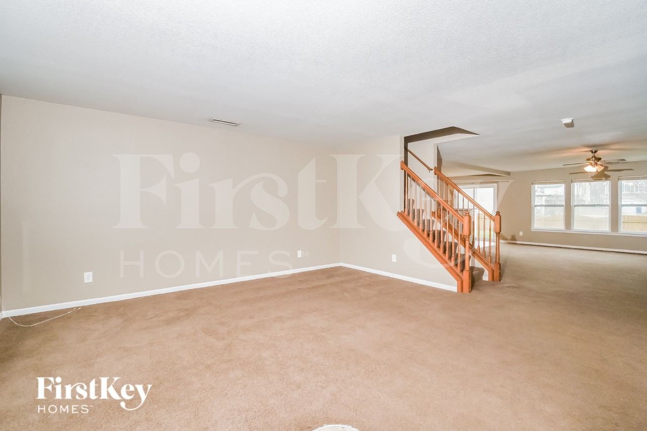 8018 Gathering Ln - Photo 4 of 15