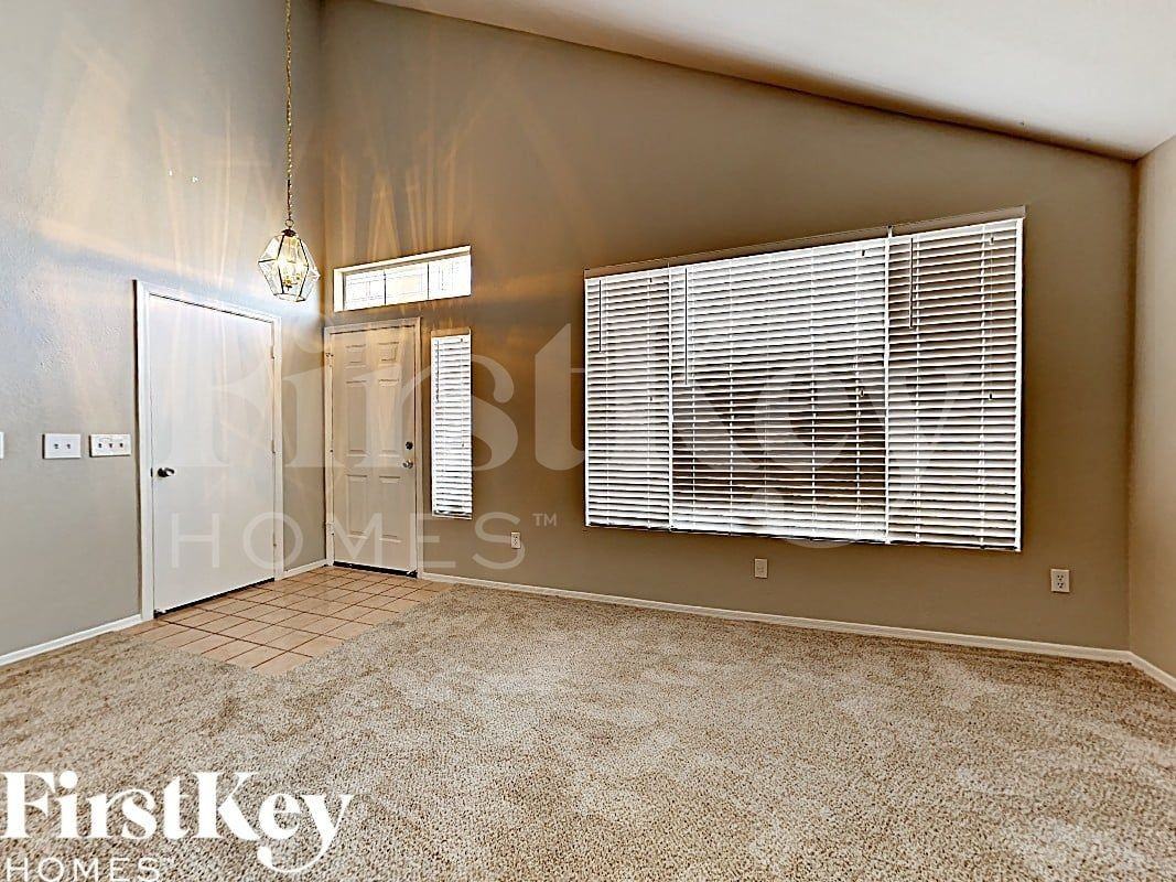 7323 E Navarro Ave - Photo 3 of 17