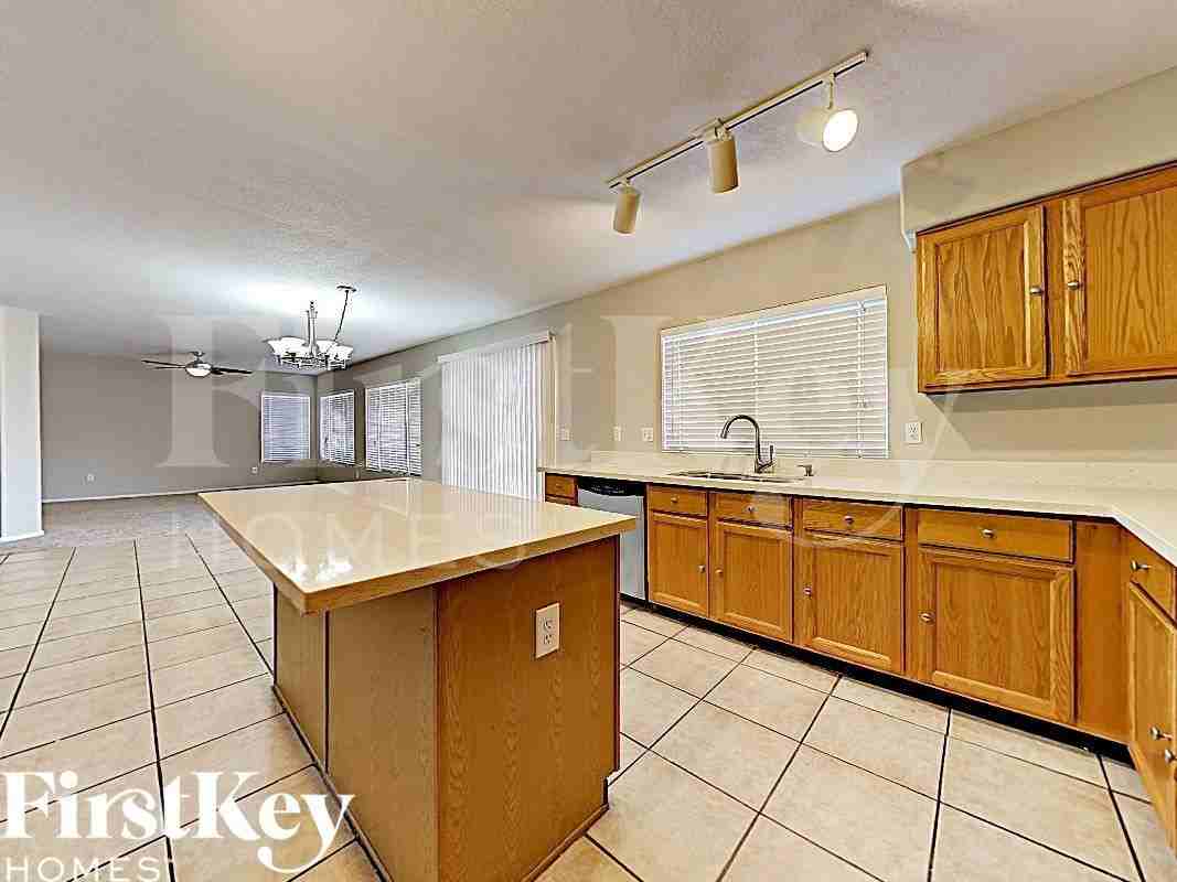 7323 E Navarro Ave - Photo 5 of 17